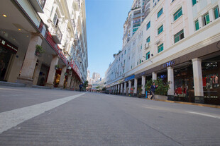 城市空旷街道两旁建筑