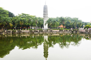 湖畔古塔倒影风景如画
