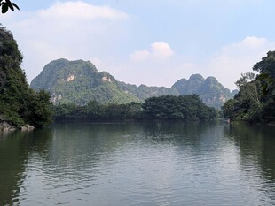 秀丽山水间的宁静江河