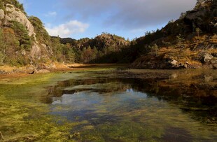山间清澈静谧的碧绿湖水
