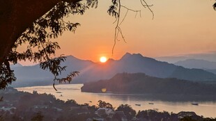 夕阳下的山水美景