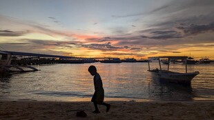 夕阳下海边的孤独身影