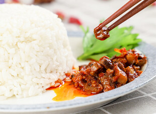 美味卤肉盖饭诱人呈现