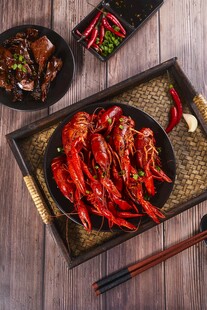 美味小龙虾诱人上桌