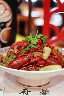 美味小龙虾诱人上桌
