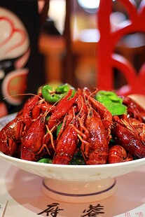 美味小龙虾摆放在盘中