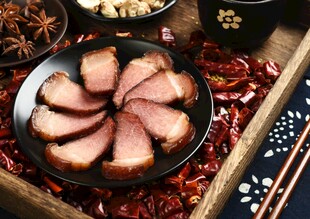 美味切片腊肉摆放在盘
