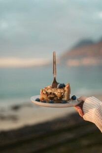 海边手持的精致美味甜点