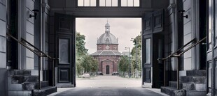 透过门廊看古典建筑