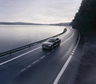 公路上行驶的汽车与湖景
