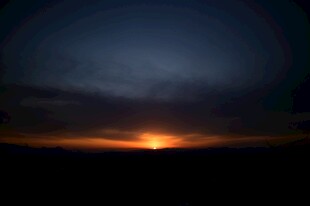 夜幕下的绚烂落日余晖