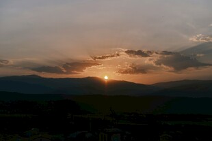 日落时分的山峦美景