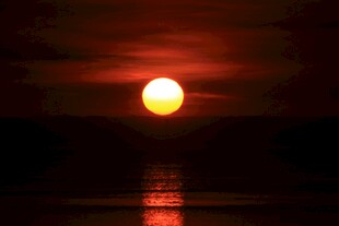 夕阳映水的美丽景象