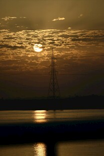 夕阳下的海面与帆船剪影