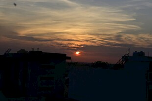 夕阳下的城市天际线