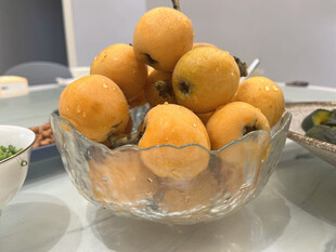 玻璃碗中的新鲜黄枇杷