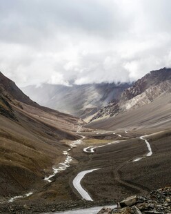 山间蜿蜒公路美景