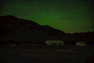 夜空下的绿色极光美景