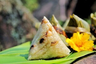 美味三角粽配鲜艳黄花