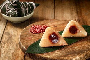 传统美味豆沙粽摆于木桌