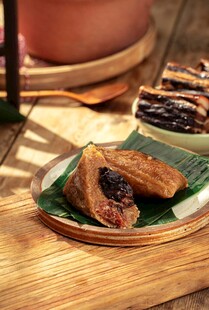 传统粽叶糕点美味呈现