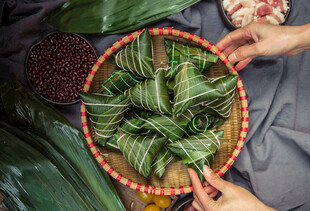 手工包粽子场景
