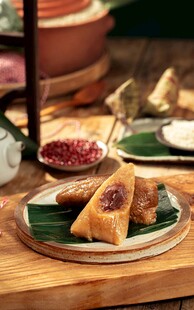 传统美味粽子摆放在木桌