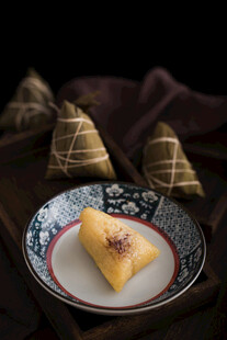 传统美味粽子摆于盘中