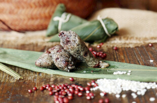 传统美味粽子与食材展示