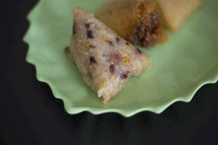 美味特色粽子摆于绿盘