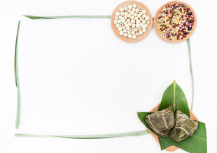 粽叶旁的端午美食组合