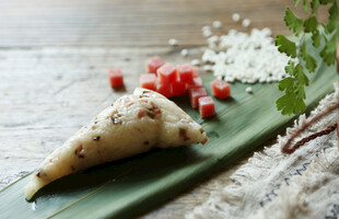 精致三角点心配红色点缀