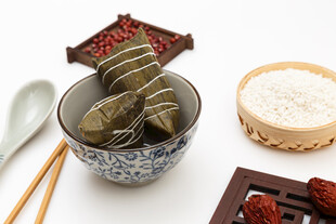 传统端午美食粽子与配料