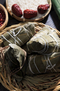 竹篮中的美味传统粽子