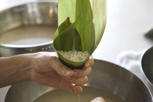 手工包粽子场景