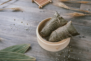 竹制容器中的美味粽子