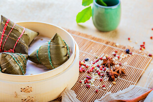 传统竹篮中的美味粽子