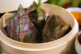 竹制蒸笼里的美味粽子