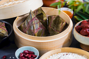 粽叶糯米等端午食材准备