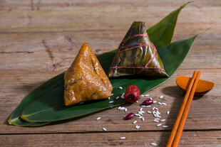 传统美味粽子摆放在木桌