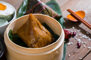 竹制蒸笼里的美味粽子