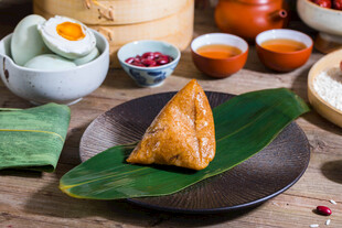 传统美味粽子及多样配料