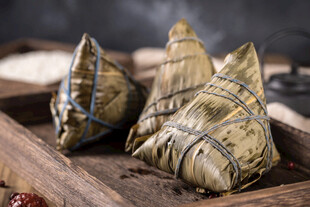 传统手工粽子摆放在木盘