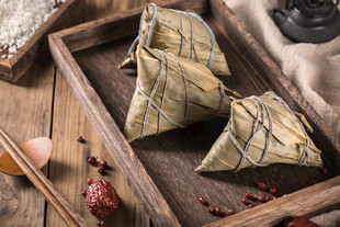 传统手工粽子置于木托盘