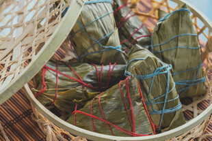 竹篮中的美味传统粽子