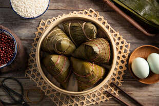 竹篮中的美味传统手工粽子