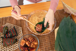 手工制作美味粽子场景