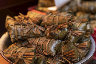 美味粽子摆放在碗中