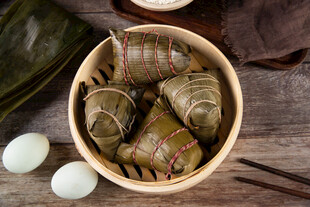竹篮中的美味粽叶糯米卷