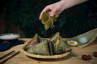 手包粽子传统美食场景